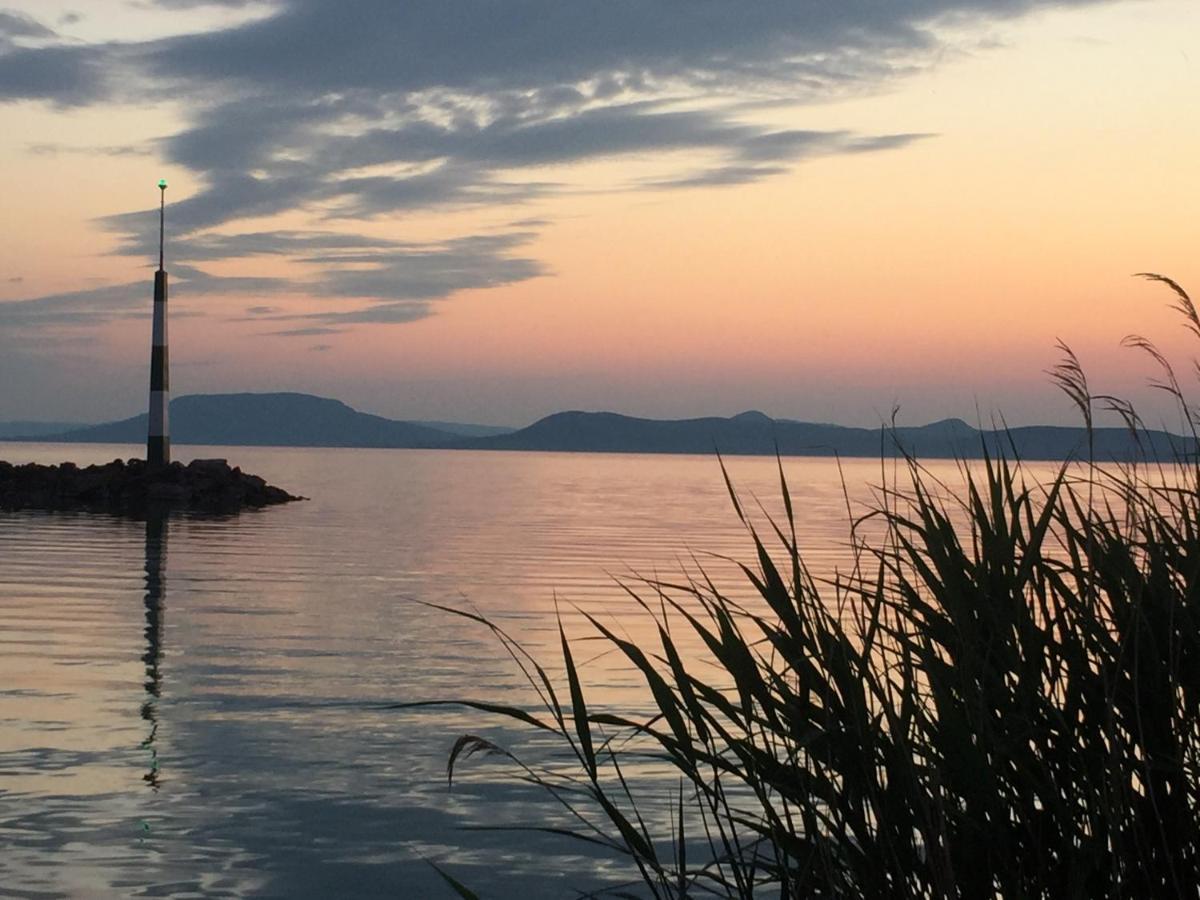 Lelle-Kert Apartman 02 Balatonlelle Esterno foto
