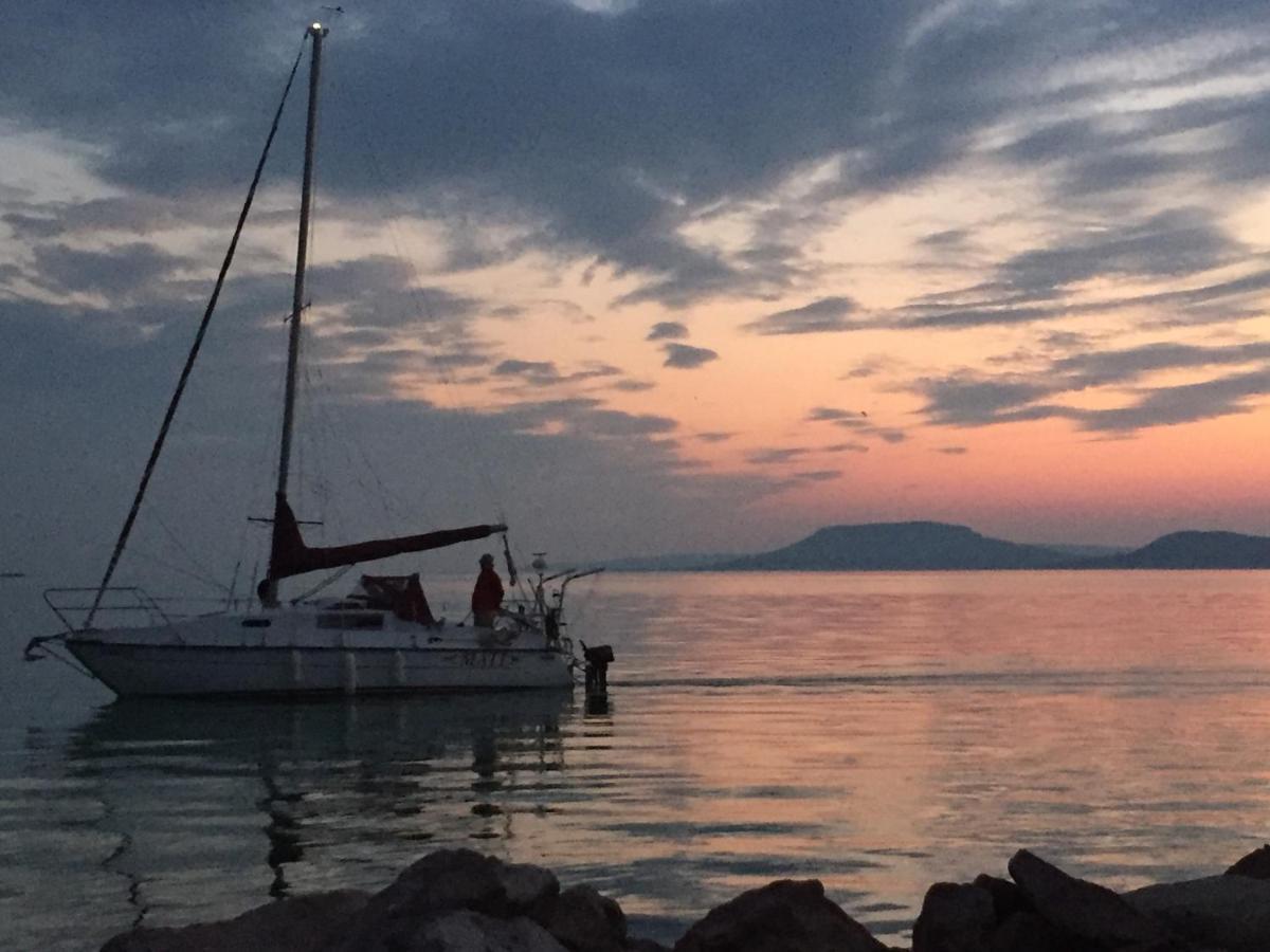 Lelle-Kert Apartman 02 Balatonlelle Esterno foto