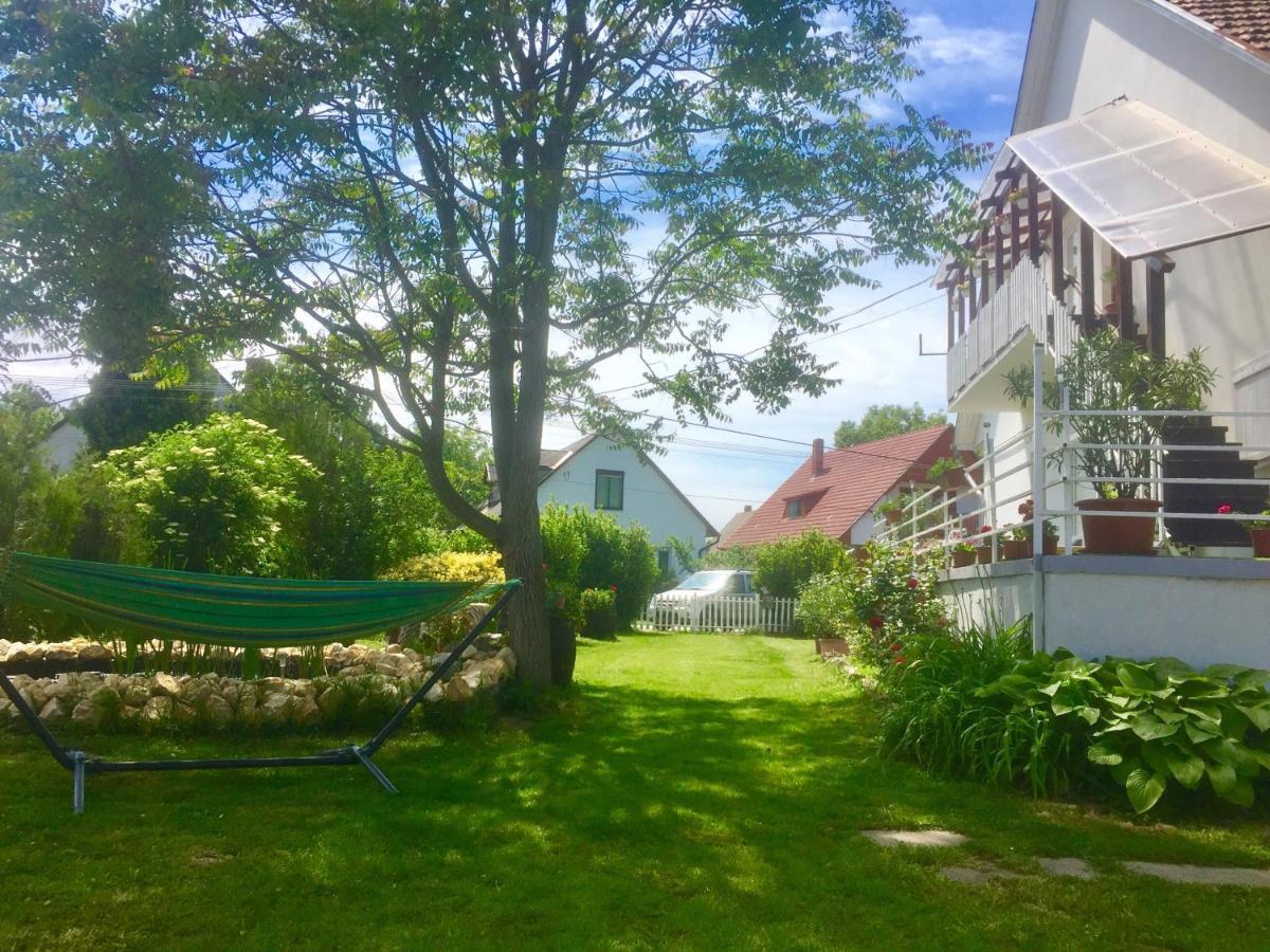 Lelle-Kert Apartman 02 Balatonlelle Esterno foto
