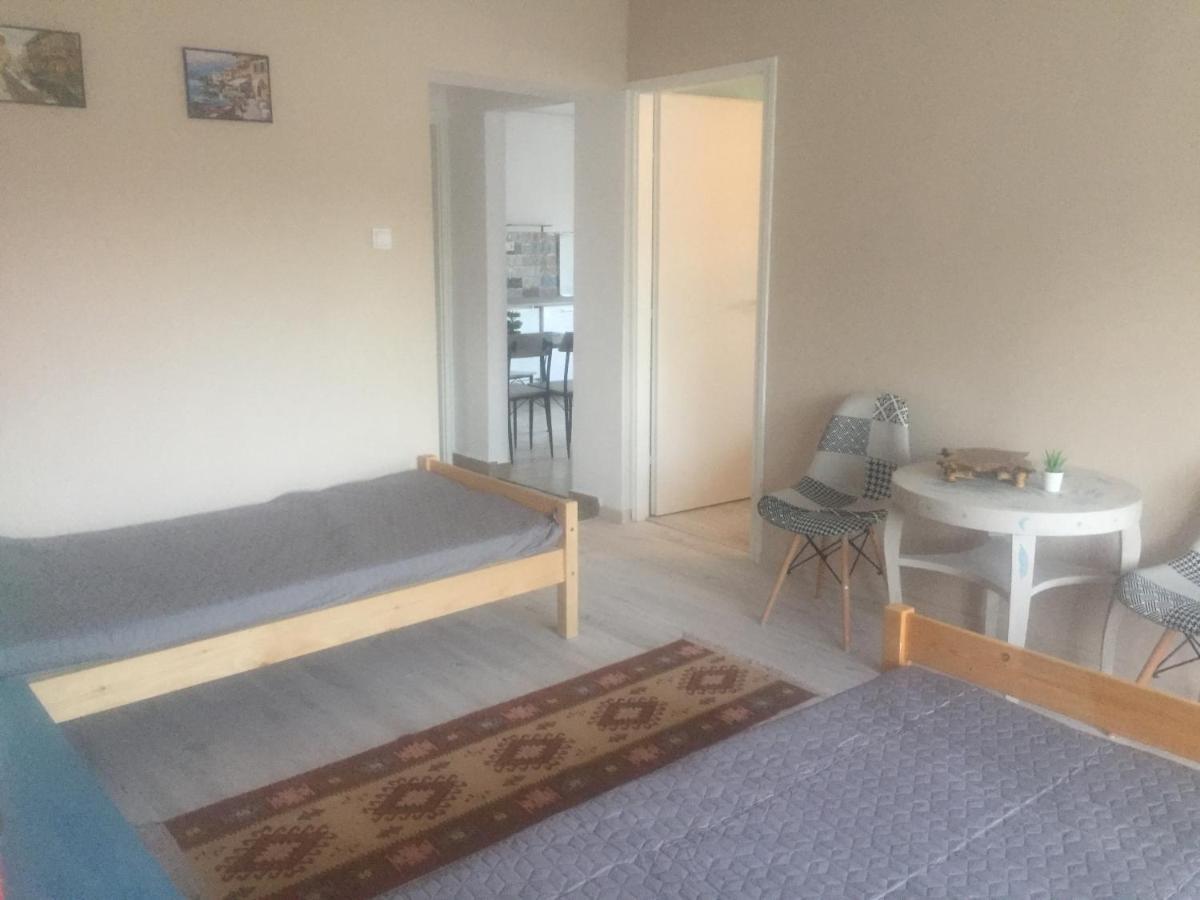 Lelle-Kert Apartman 02 Balatonlelle Esterno foto