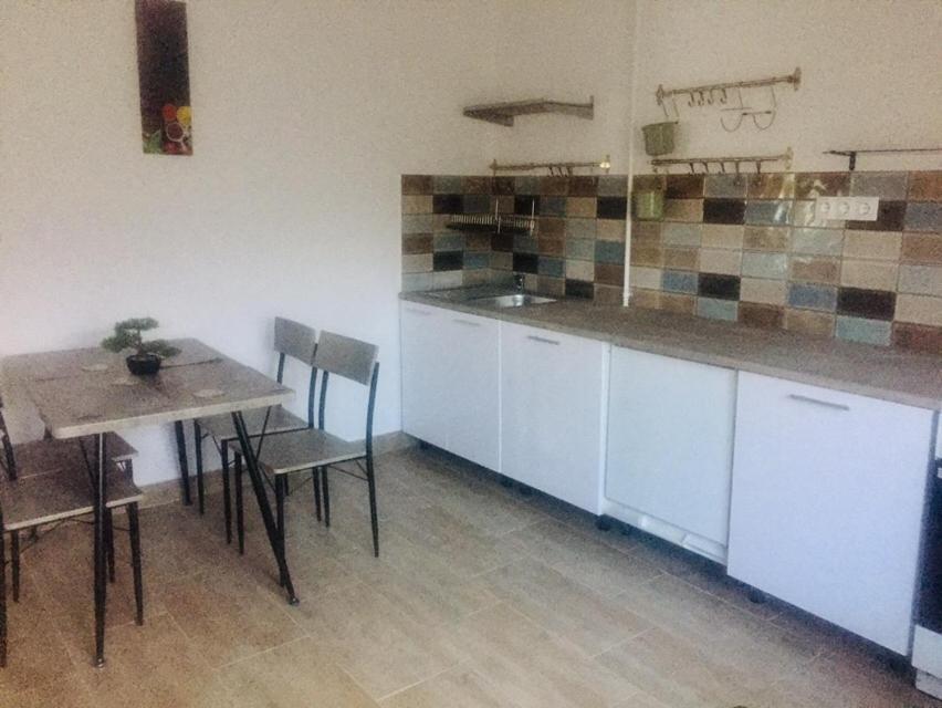 Lelle-Kert Apartman 02 Balatonlelle Esterno foto